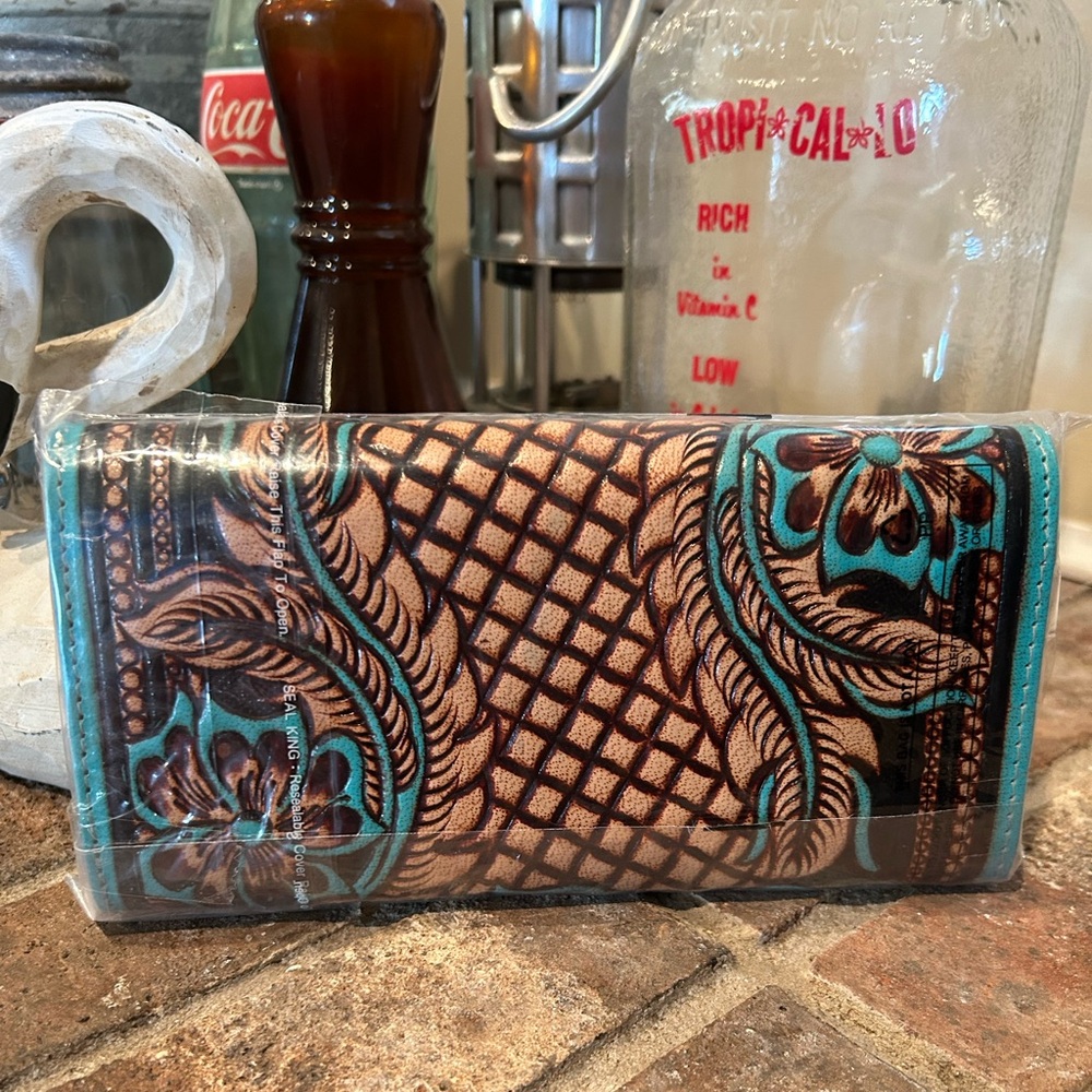 Myra Bag - Flower Crest Ridge Wallet - Picture 6 of 6